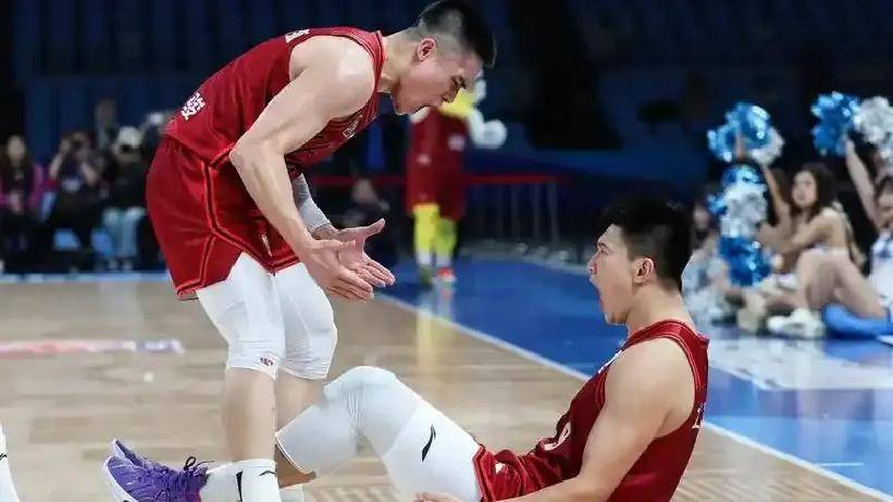 纽约尼克斯训练开放日，转会期扳平良机引欢呼，CBA常规赛在即，身体对抗强度拉满的简单介绍