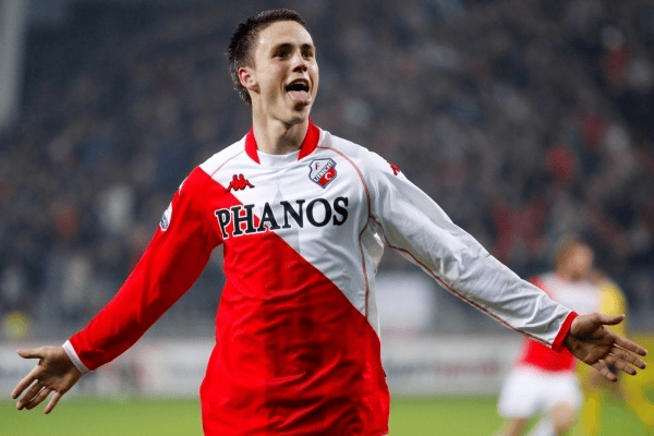 九游娱乐官网-包含荷甲赛后再迎强敌；费耶诺德绝杀压哨；主帅态度——更衣室稳定；阵容厚度经受考验的词条